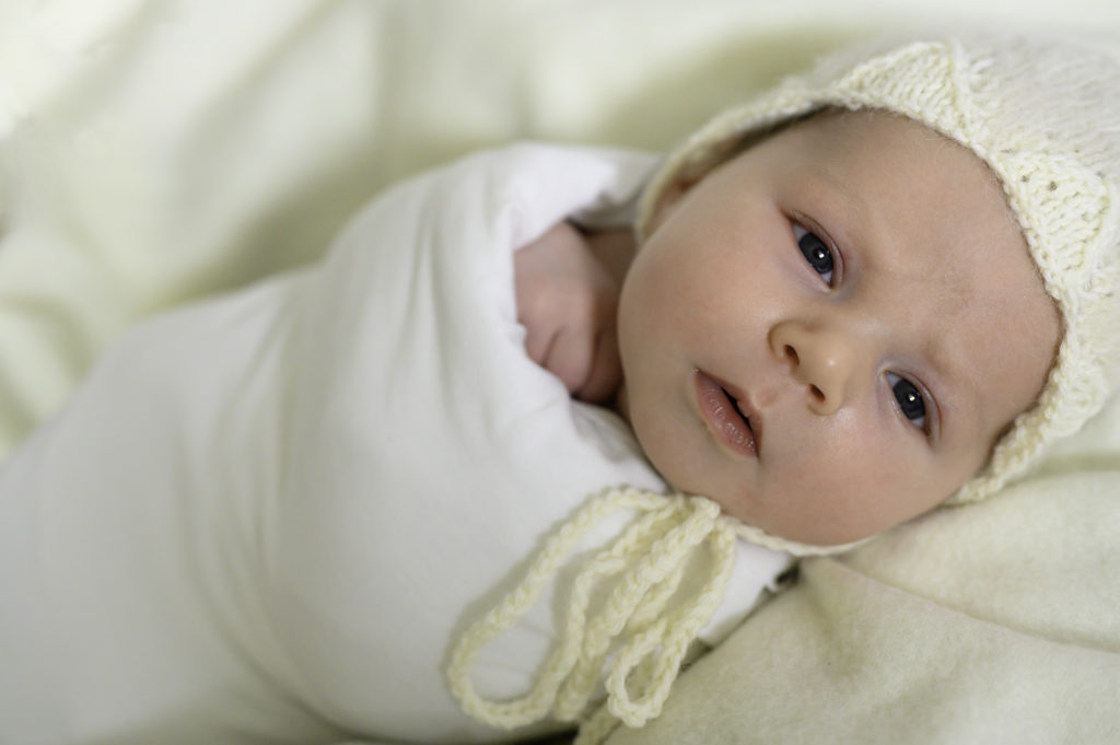 Nouveau-né emmailloté en blanc bonnet blanc, photographie artistique de nouveau-né Houilles