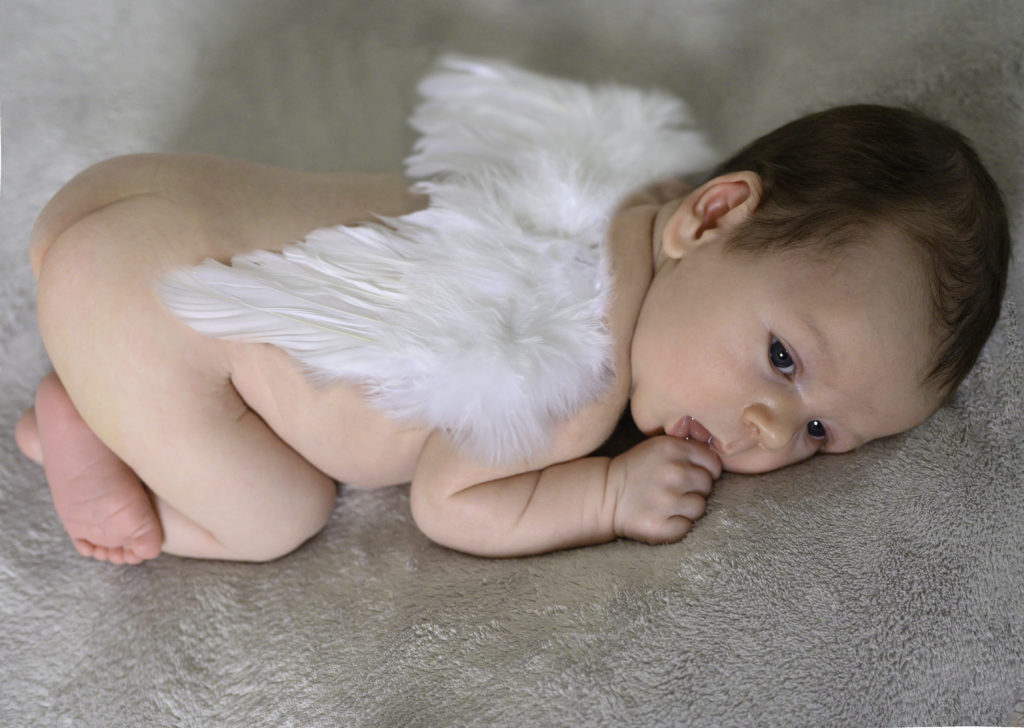 Nouveau-né avec des ailes d'ange allongé sur le ventre, photographie artistique de nouveau-né Houilles