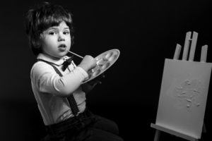 Portrait noir et blanc d'un petit garçon faisant de la peinture, photographe d'enfants Houilles