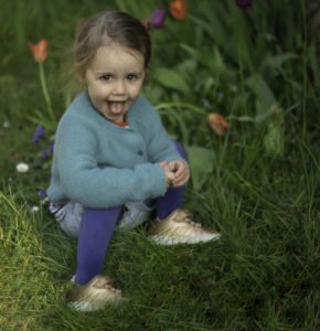 petite fille accroupie dans les tulipes photographe enfants Houilles photographe Houilles