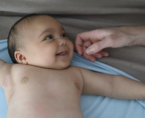 Bébé qui sourit en regardant vers sa maman
Photographe bébé Houilles 
Photographe naissance Houilles
Photographe nouveau-né Houilles
Photographe Houilles