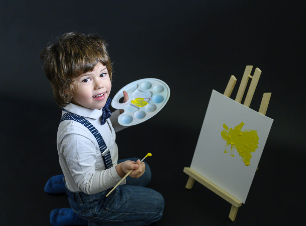 petit garçon qui fait de la peinture, photographie artistique d'enfants homestudio Houilles
Photographe enfants Houilles
Photographe Houilles
