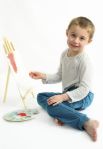 Petit garçon faisant de la peinture sur un chevalet. 
Photographe enfant Houilles
Photographe enfants Houilles
Photographe Houilles