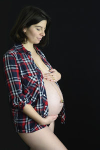 Femme enceinte en chemise à carreaux et bola de grossesse Photographe grossesse Houilles Photographe maternité Houilles