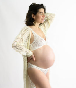 Femme enceinte lingerie blanche yeux fermés passe la main dans ses cheveux Photographe grossesse Houilles Photographe maternité Houilles Photographe Houilles