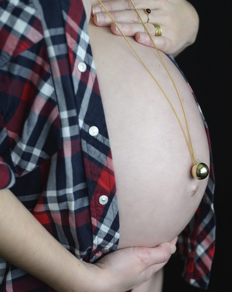 Plan serré d'un ventre rond de femme enceinte avec un bola de grossesse
Photographe grossesse Houilles
Photographe maternité Houilles