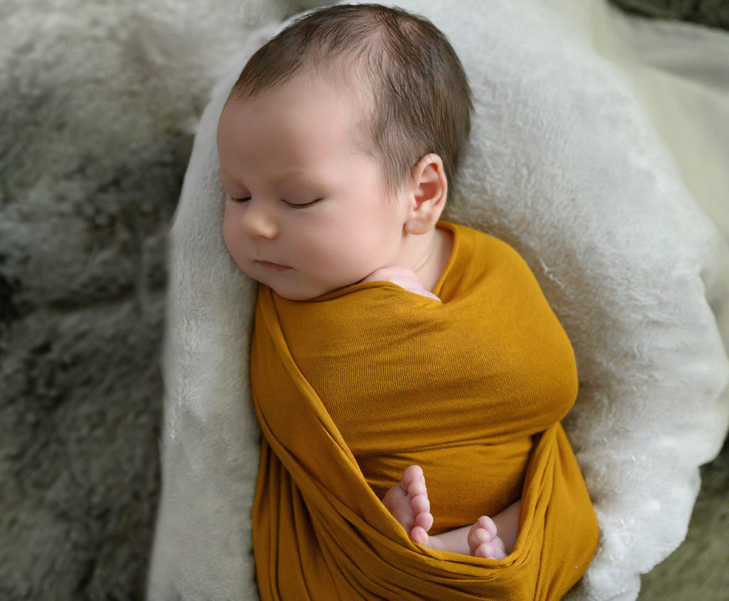 bébé emmailloté en jaune, endormi dans une caisse, photographie artistique de nouveau-né homestudio Houilles
Photographe naissance Houilles
Photographe nouveau-né Houilles
Photographe Houilles