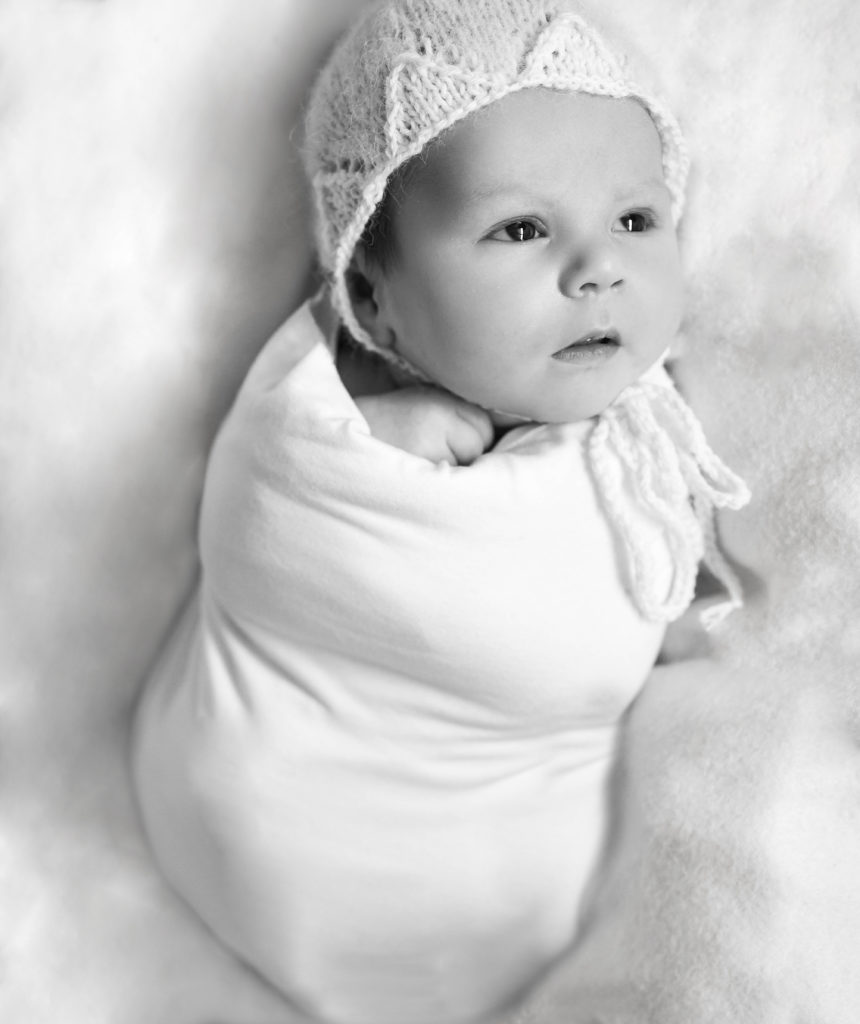 Bébé emmailloté de blanc bonnet blanc Photographe nouveau-né Houilles Photographe naissance Houilles