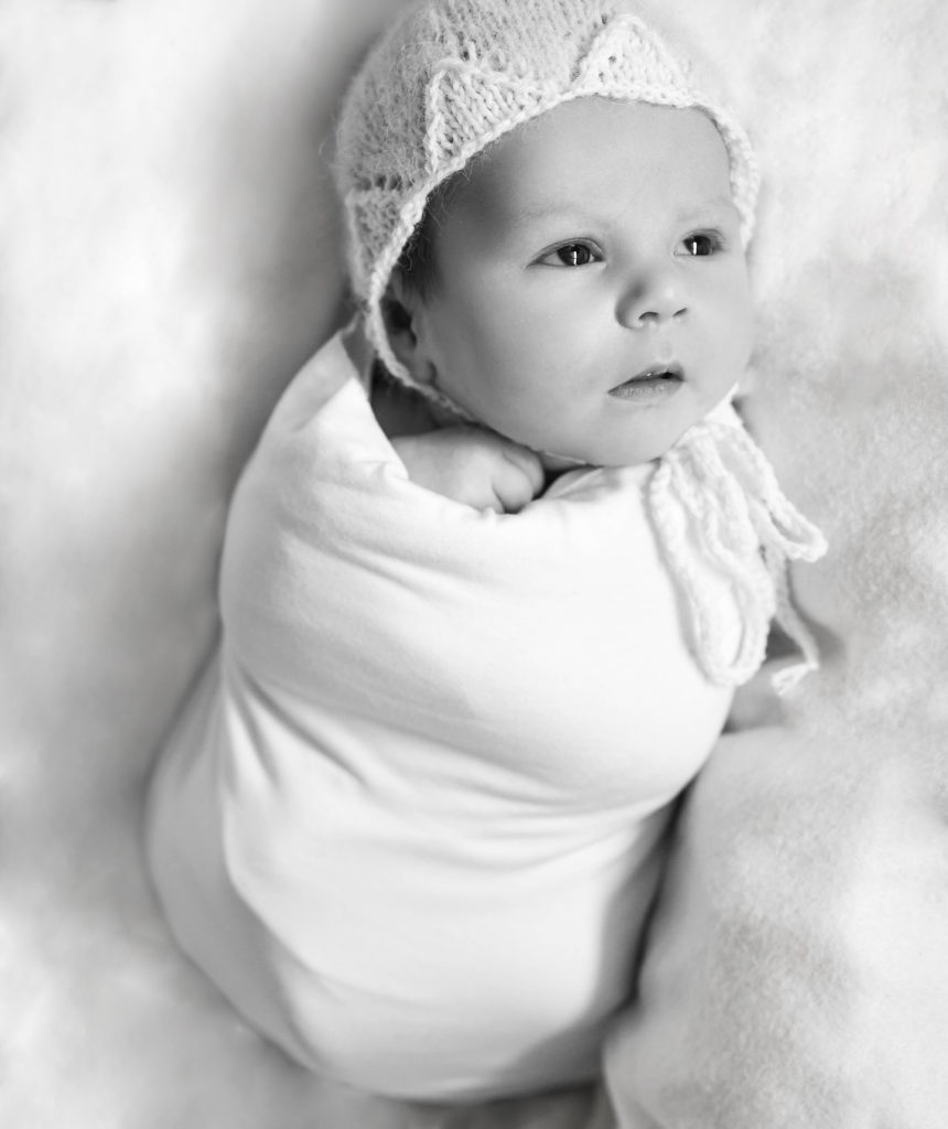 Nouveau-né emmailloté de blanc avec un bonnet blanc, qui regarde vers le côté
Photographe nouveau-né Houilles
Photographe naissance Houilles
Photographe Houilles
