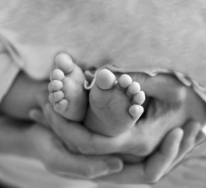 Petits pieds de nouveau-né dans les mains de la maman
Photo en noir et blanc
Photographe bébé Houilles 
Photographe naissance Houilles
Photographe nouveau-né Houilles
Photographe Houilles