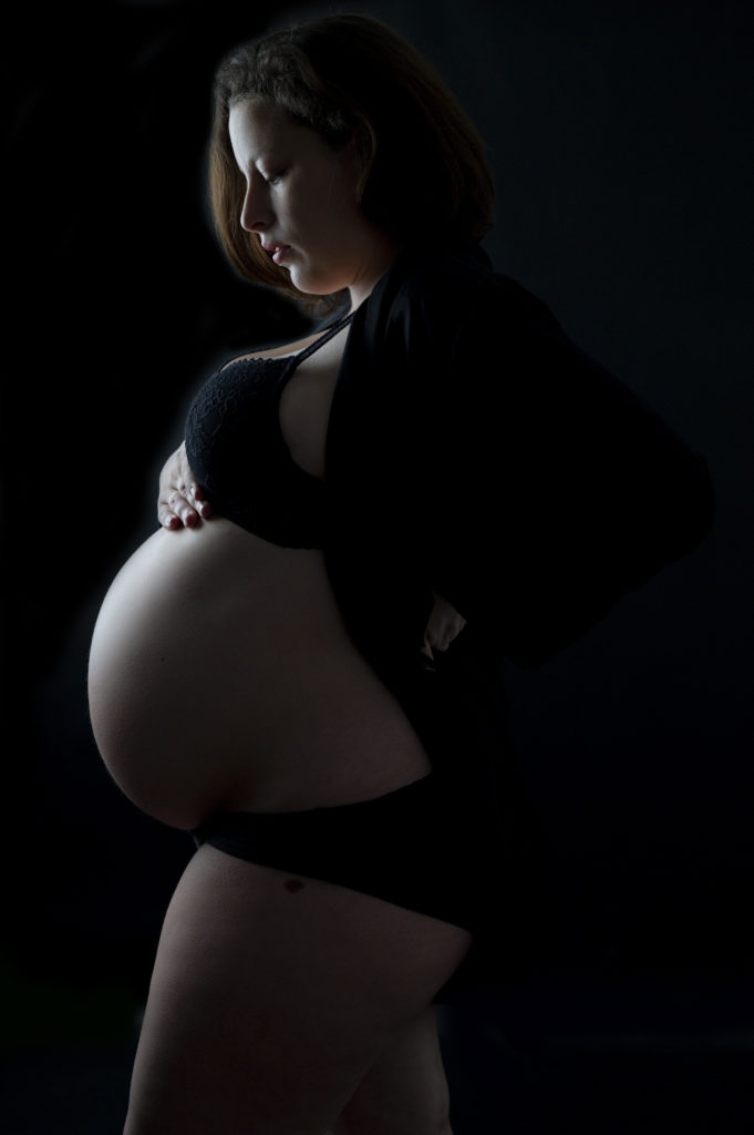 Femme enceinte clair-obscur main sur le ventre fond noir
photographe grossesse Houilles
photographe maternité Houilles
photographe Houilles