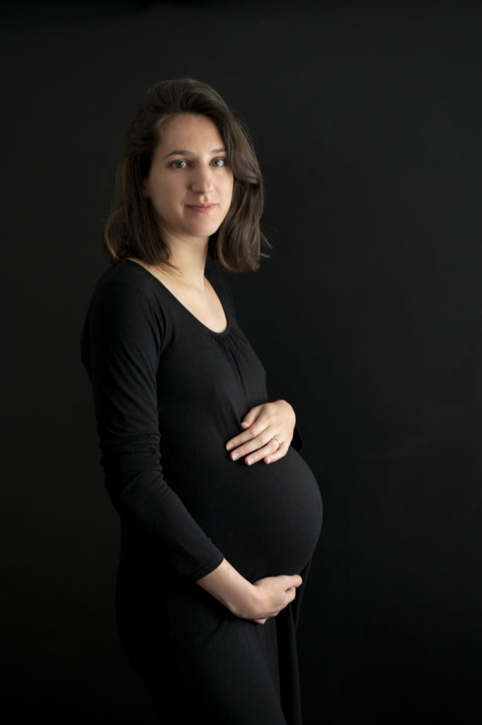 femme enceinte robe noire visage doux photographe grossesse Houilles photographe maternité Houilles photographe Houilles