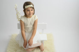 petite fille assise sur un banc fleuri blanc sur flokati blanc
photographe enfant Houilles
photographe Houilles