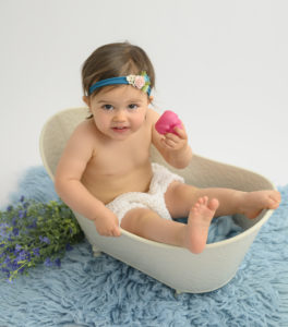bébé fille assise dans une petite baignoire sur flokati bleu
photographe bébé Houilles
photographe Houilles