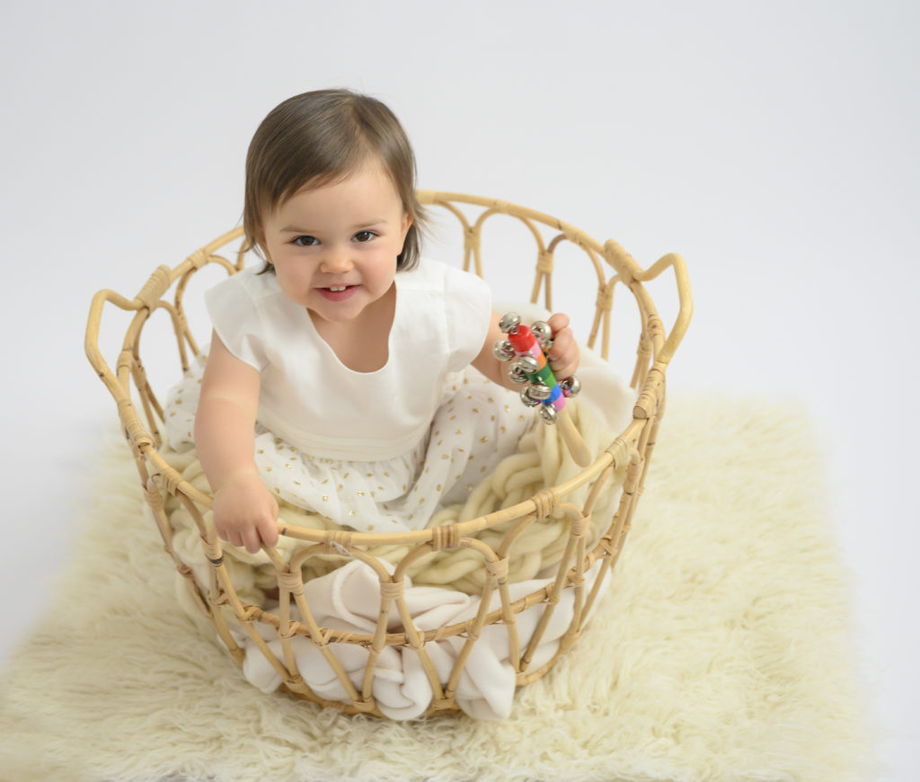 bébé fille tout sourire assise dans un panier sur flokati blanc
photographe bébé Houilles photographe sitter Houilles photographe Houilles