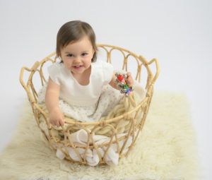 bébé en robe blanche assise dans un panier sur flokati blanc
photographe bébé Houilles
photographe Houilles