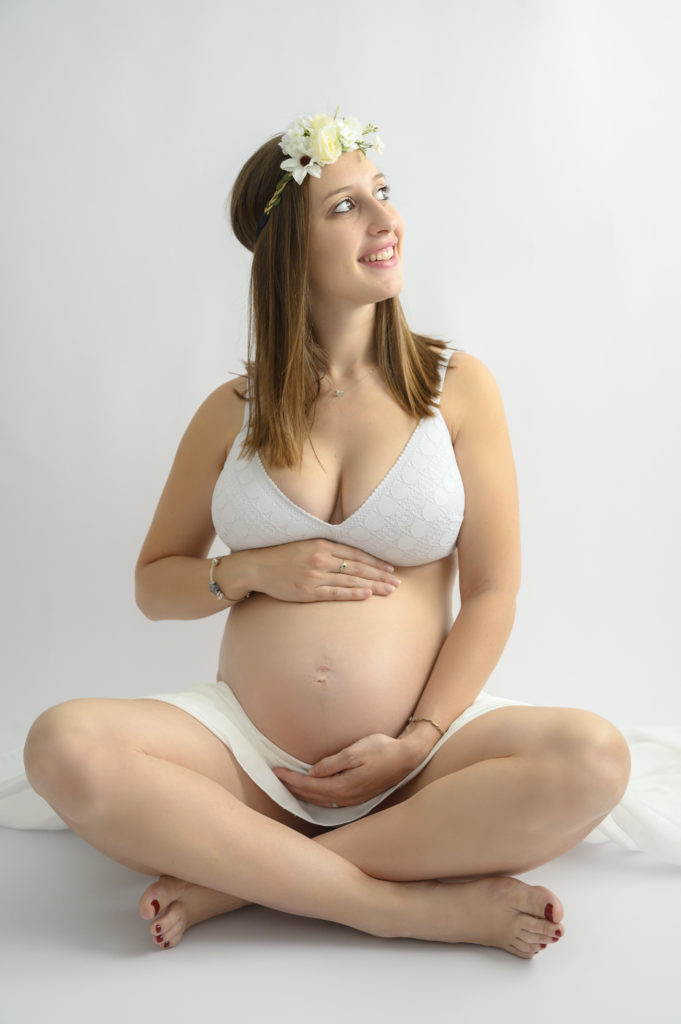 Femme enceinte voile blanc headband blanc assise en tailleur
Photographe grossesse Houilles