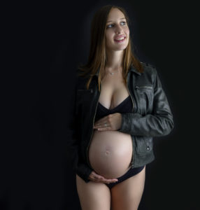 Femme enceinte sur fond noir dessous noir blouson en cuir noir
Photographe grossesse Houilles
photographe maternité Houilles