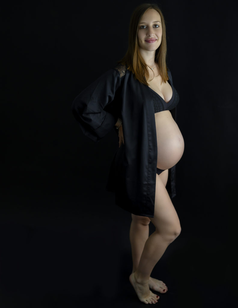 femme enceinte en déshabillé et dessous noirs regarde l'objectif
photographe grossesse Houilles
photographe maternité Houilles
photographe Houilles