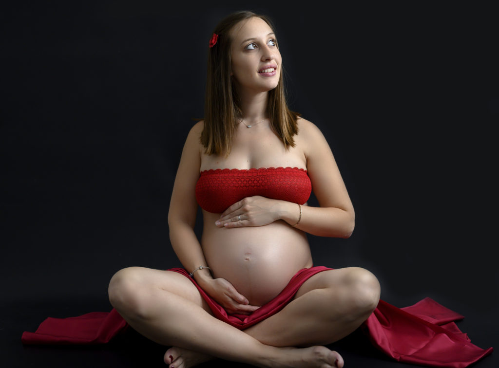 Femme enceinte voile rouge et headband rouge assise en tailleur 
Photographe grossesse Houilles