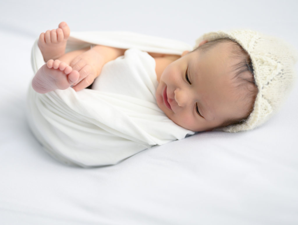 nouveau-né emmailloté bonnet blanc sur beanbag blanc
photographe naissance houilles
photographe nouveau-né houilles
photographe houilles