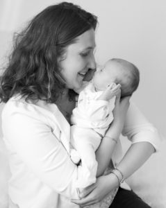 Maman qui tient son nouveau-né dans les bras nez contre nez Photographe naissance Houilles Photographe nouveau-né Houilles Photographe Houilles