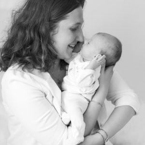 Maman qui tient son nouveau-né dans les bras nez contre nez Photographe naissance Houilles Photographe nouveau-né Houilles Photographe Houilles