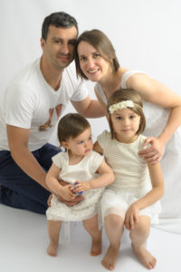 parents et leurs deux filles tout de blanc vêtus
photographe famille Houilles