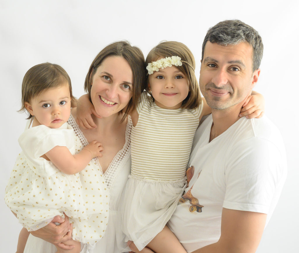 Famille vêtue de blanc sur fond blanc avec bébé dans les bras de sa maman et petite fille accrochée aux épaules de ses deux parents
Photographe famille Houilles
Photographe enfant Houilles
Photographe bébé Houilles
Photographe Houilles