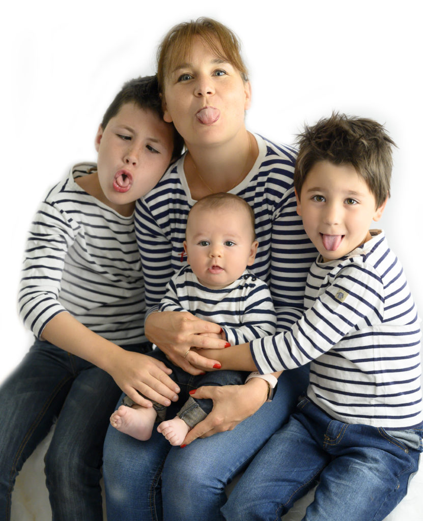 Famille avec la maman, le bébé et les deux grands frères, tous en marinière, qui font une grimace.
Photographe famille Houilles
Photographe enfant Houilles
Photographe bébé Houilles
Photographe Houilles
