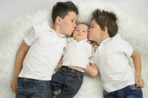 fratrie entourant un bébé allongés sur tapis blanc
photographe enfant Houilles
photographe bébé Houilles
photographe famille Houilles
photographe enfant
photographe bébé
photographe famille