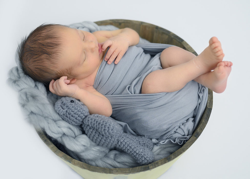 bébé en wrap gris endormi dans panier
photographe naissance houilles
photographe nouveau-né houilles
photographe bébé houilles
photographe houilles