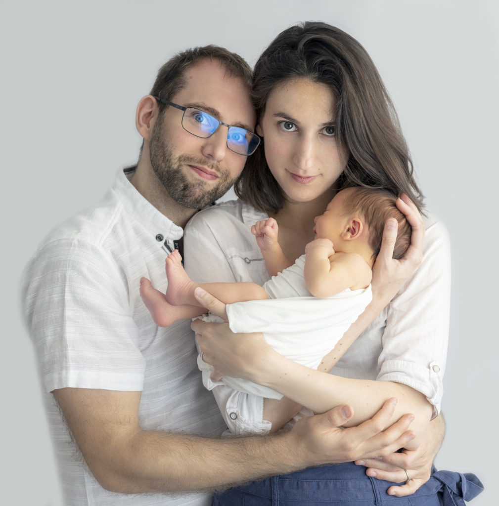 Jeunes parents tenant leur nouveau-né dans les bras
photographe naissance Houilles
photographe nouveau-né Houilles
photographe Houilles