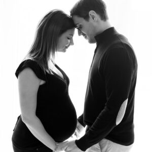 couple de futurs parents sur contrejour photographe grossesse Houilles photographe grossesse la Défense photographe grossesse YVelines