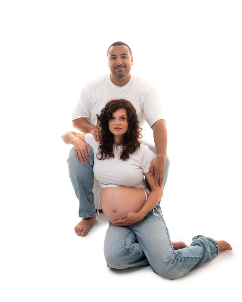Couple de futurs parents fond blanc photographe grossesse Houilles shooting grossesse Houilles photographe grossesse Carrières-sur-Seine photographe grossesse Sartrouville photographe grossesse chatou photographe grossesse Montesson photographe grossesse Maisons Laffitte photographe grossesse Versailles photographe grossesse yvelines photographe grossesse Paris