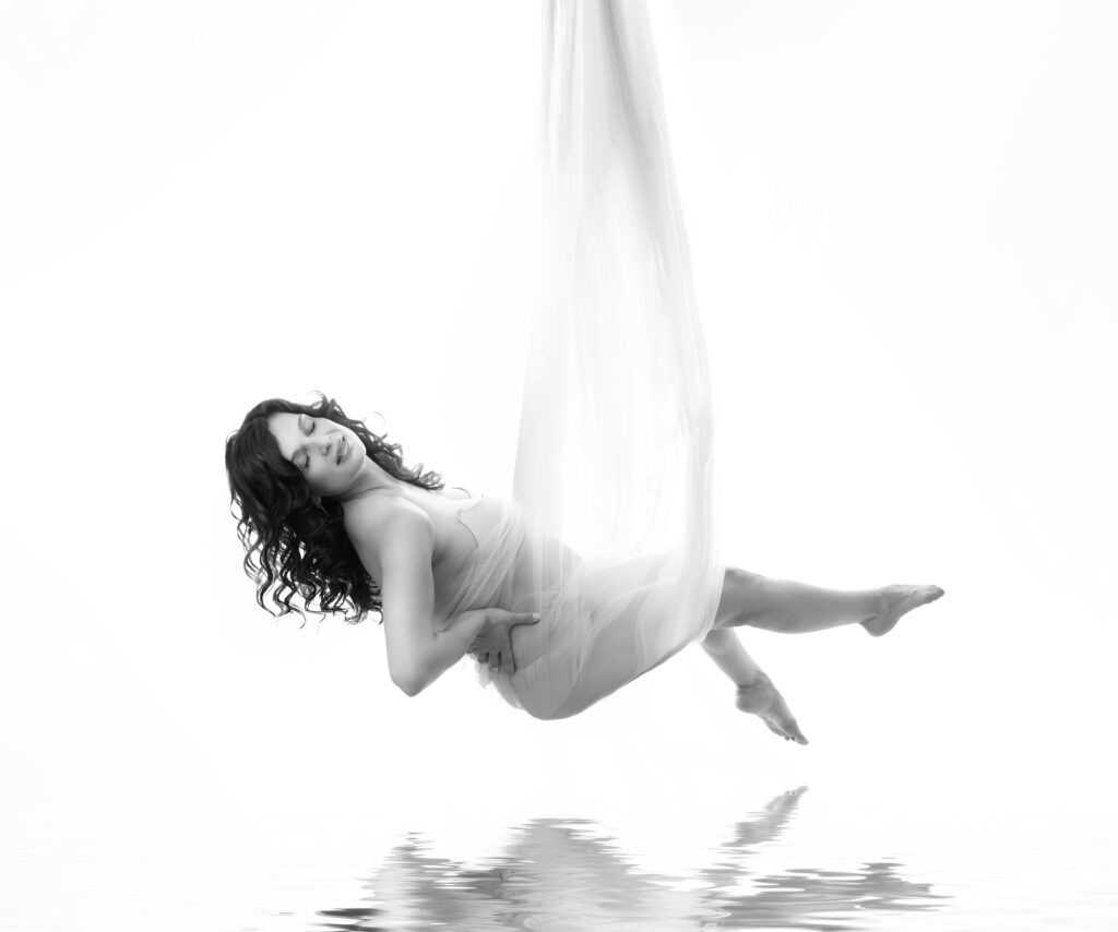 Femme enceinte suspendue voile fond blanc photographe grossesse Houilles photographe femme enceinte Houilles photographe grossesse la Défense photographe grossesse Yvelines photographe grossesse Hauts de Seine photographe grossesse Montesson photographe grossesse Sartrouville photographe grossesse Rueil Malmaison