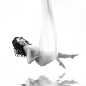 Séance photo grossesse créative Femme enceinte suspendue dans un voile en tulle reflet dans l'eau photographe grossesse Houilles shooting grossesse Yvelines shooting grossesse Ile-de-France shooting grossesse Paris
