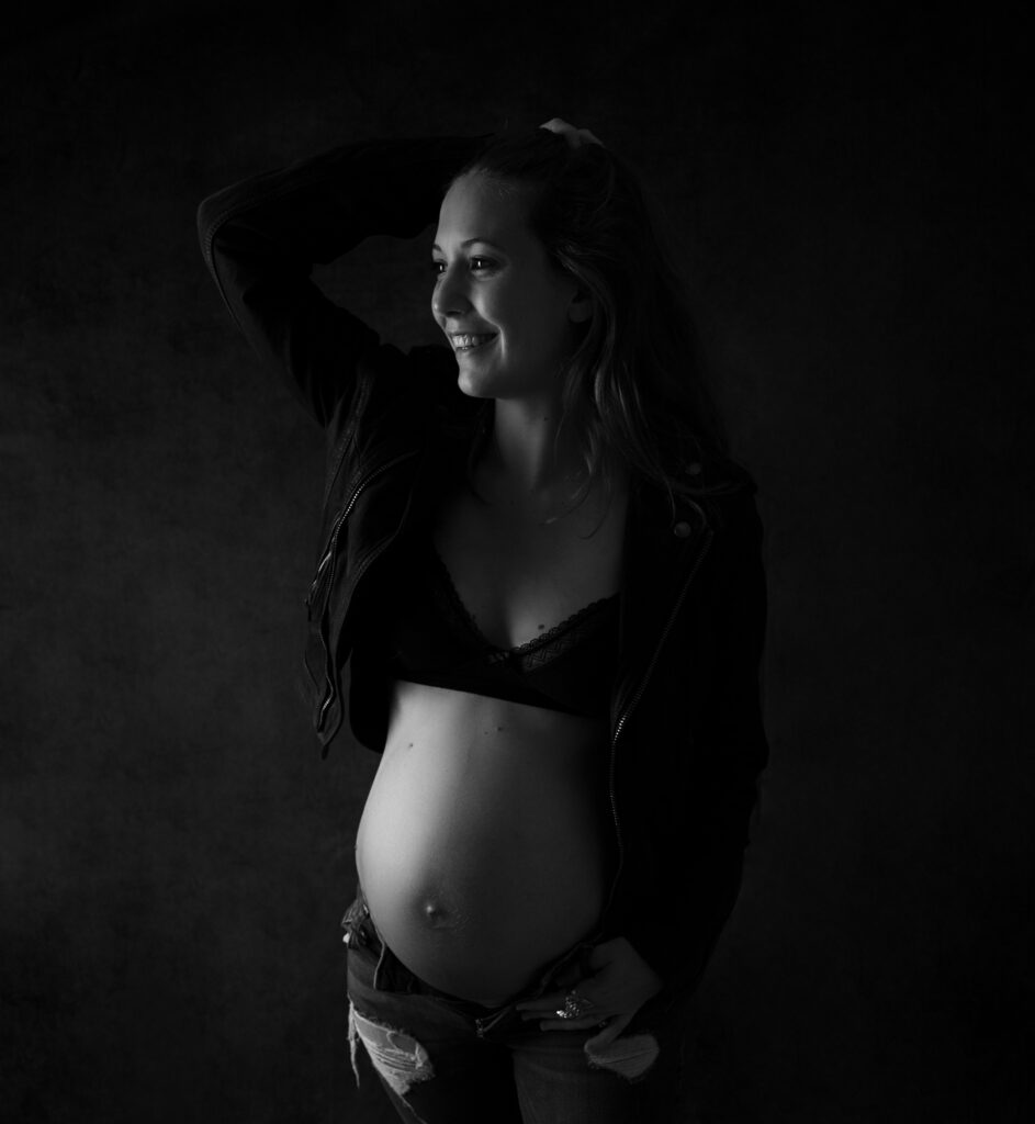 Femme enceinte clair obscur sur fond noir photographe grossesse Houilles photographe femme enceinte Houilles photographe grossesse la Défense photographe grossesse Yvelines