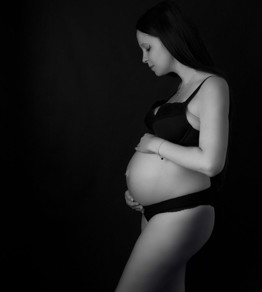 femme enceinte dessous noirs clair obscur Houilles photographe maternité Houilles photographe femme enceinte Houilles