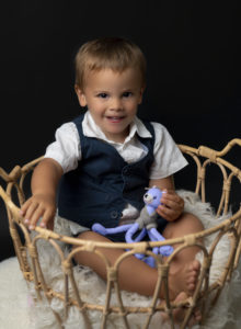 Petit garçon installé dans un grand panier 
photographe bébé Houilles photographe enfant Houilles photographe Houilles