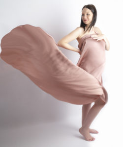 femme enceinte voile de soie rose qui vole au vent photographe grossesse Houilles  photographe maternité Houilles photographe femme enceinte Houilles
