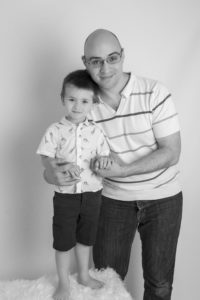 portrait noir et blanc d'un petit garçon de trois ans debout sur un banc à côté de son papa
photographe famille Houilles photographe enfant Houilles photographe Houilles