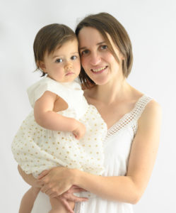 maman et son bébé sur fond blanc photographe famille Houilles photographe Houilles