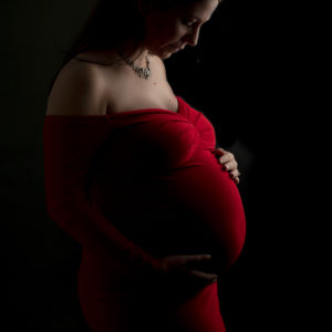 femme enceinte robe rouge sur fond noir photographe grossesse houilles photographe femme enceinte houilles photographe houilles