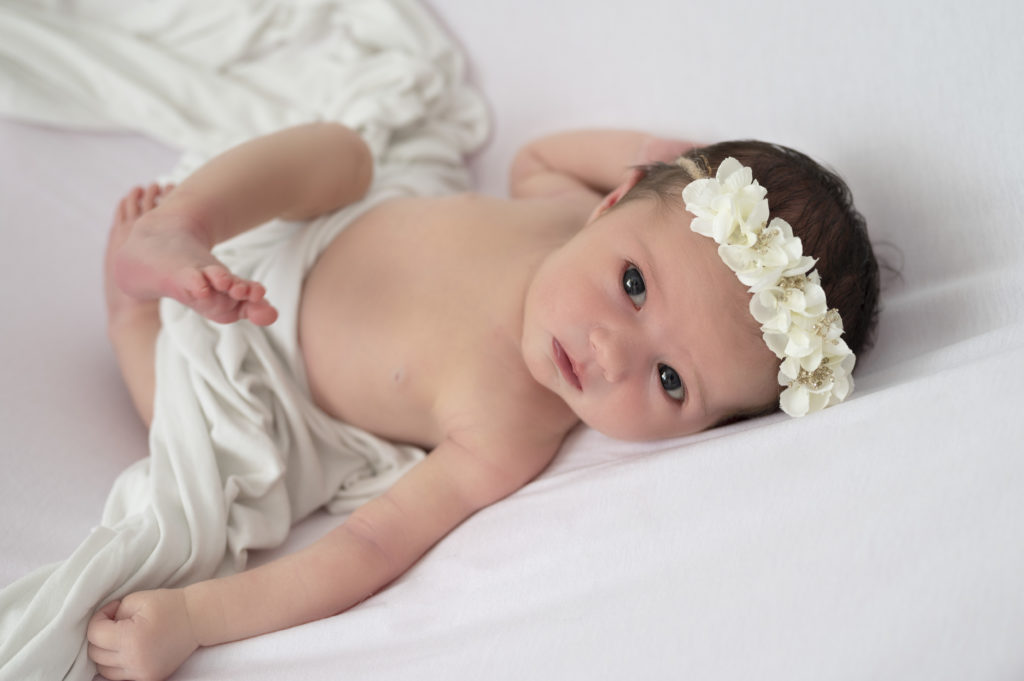 nouveau-né sur beanbag blanc regarde objectif photographe naissance houilles yvelines