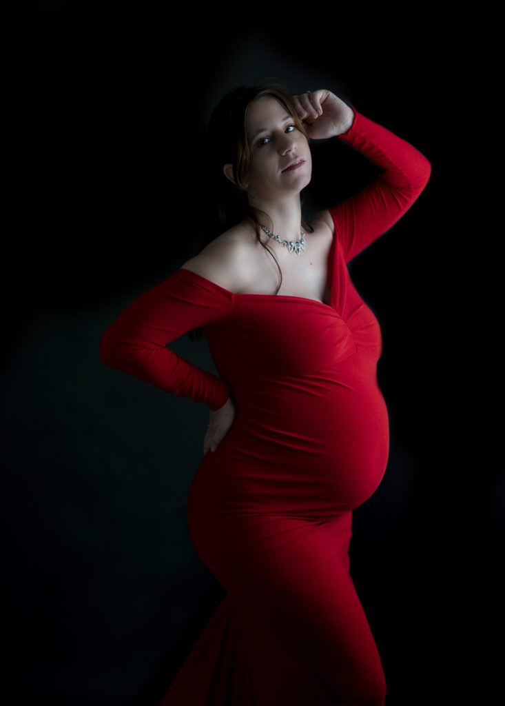 femme enceinte robe rouge sur fond noir photographe grossesse houilles photographe femme enceinte houilles photographe houilles