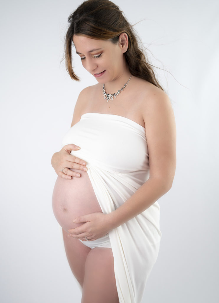 Femme enceinte robe blanche ouverte sur son ventre rond
photographe grossesse houilles photographe femme enceinte houilles photographe houilles