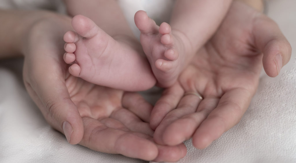 petits pieds de bébé dans les mains de sa maman
photographe naissance nouveau-né houilles yvelines la défense