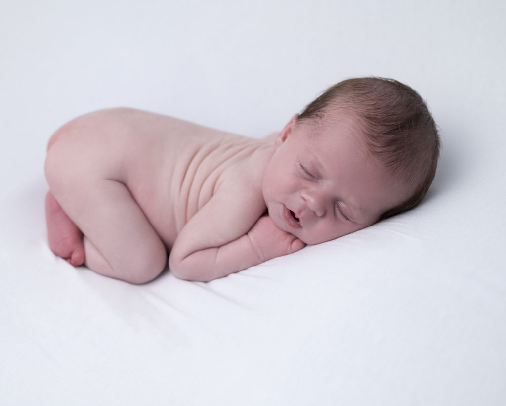 nouveau-né allongé sur beanbag en pose bump up. Photographe naissance nouveau-né Houilles Yvelines la Défense