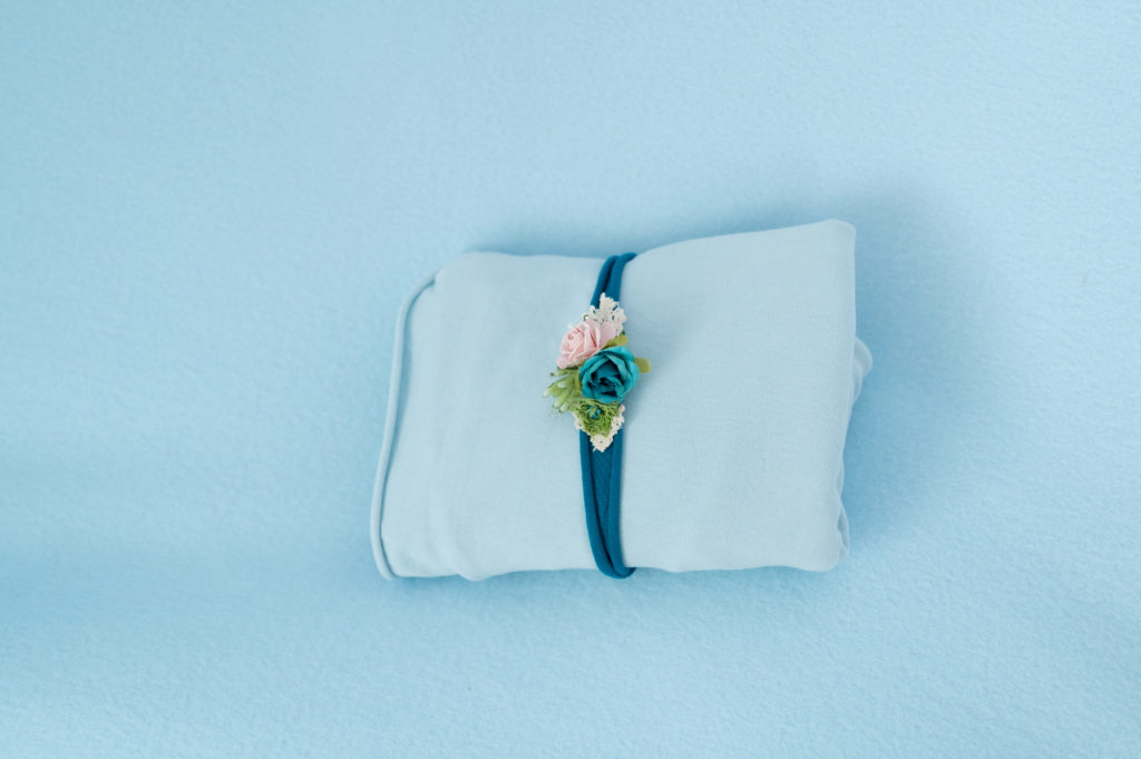 fond de beanbag et wrap bleu, headband fleuri bleu 
photographe bébé Houilles Yvelines la Défense